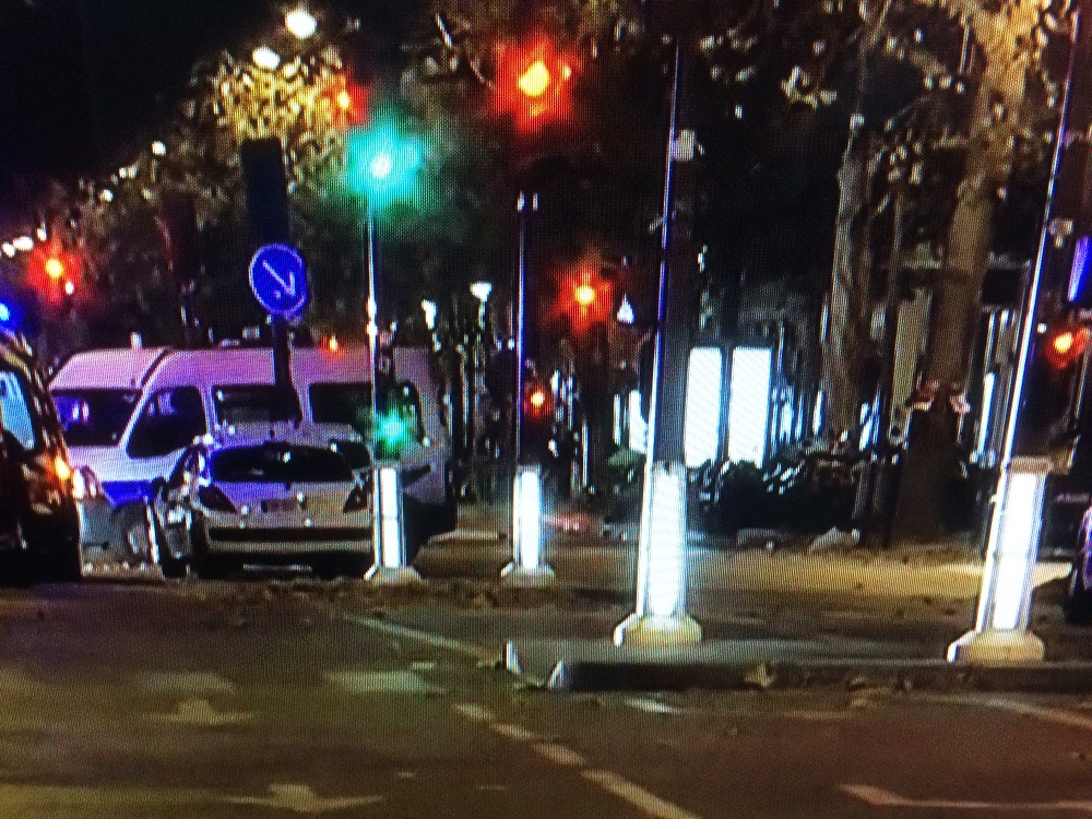 لقطة من التلفزيون لأحد الشوارع التي شهدت العمليات الإرهابية وسط باريس.