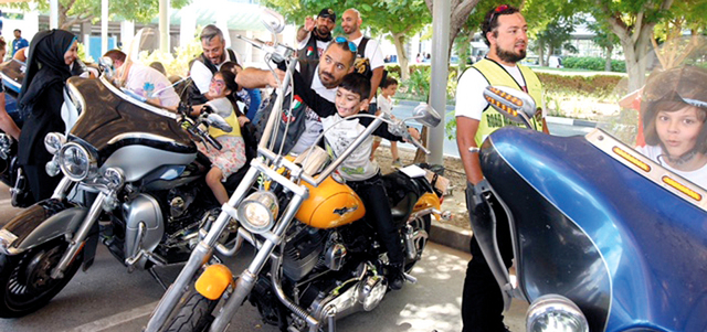 100 من سائقي الدراجات النارية شاركوا في المسيرة. من المصدر