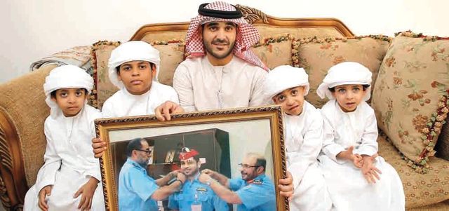 أبناء الشهيد مع شقيقه.