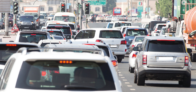 سائقين عدة يستولون على مسارات الآخرين. تصوير: أحمد عرديتي