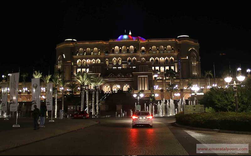 اضيئت أبرز معالم ومباني دولة الإمارات العربية المتحدة، مساء أمس، بألوان العلم الفرنسي "الأزرق والأبيض والأحمر"، تضامناً مع باريس بعد الهجمات الإرهابية التي شهدتها العاصمة الفرنسية.- تصوير أمجد