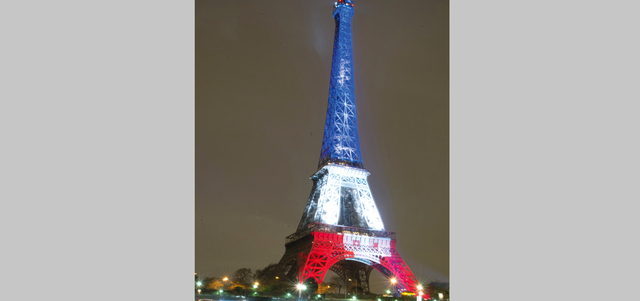 برج إيفل متألقاً بألوان العلم الفرنسي في &laquo;مدينة النور&raquo; متحدياً كل من يحاولون فرض &laquo;العتمة&raquo; على بلاده.
غيتي