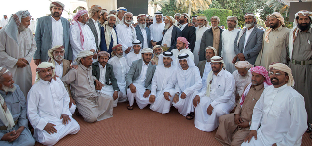 وسموه في صورة جماعية مع شيوخ ووجهاء قبائل مأرب. وام