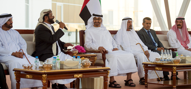 محمد بن زايد خلال استقباله شيوخ ووجهاء قبائل مأرب اليمنية. وام