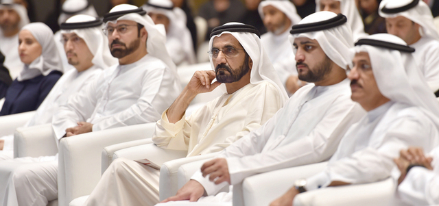 محمد بن راشد ومكتوم بن محمد يتوسطان وزراء ومسؤولين خلال إطلاق «صندوق تمويل الابتكار». وام