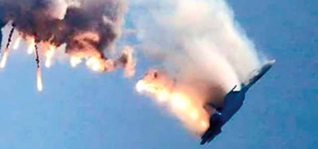 صورة من شريط فيديو بثته  قناة تركية تظهر المقاتلة الروسية تحترق عقب استهدافها بالقرب من الحدود التركية السورية. أ.ف.ب