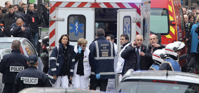 الإسعاف وعناصر الشرطة ينقلون ضحايا هجمات باريس. أ.ب