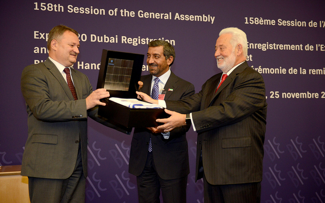 تسلمت الإمارات، رسمياً، اليوم، لقب المدينة المضيفة لتنظيم فعاليات إكسبو دبي 2020، وذلك خلال انعقاد الدورة 158 للجمعية العمومية للمكتب الدولي للمعارض في باريس-الامارات اليوم