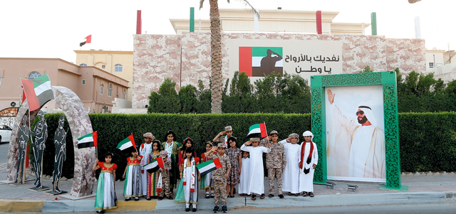 العمل على تزيين المنزل بدأ منذ ثلاثة أشهر بتعاون جميع أفراد الأسرة. تصوير: نجيب محمد