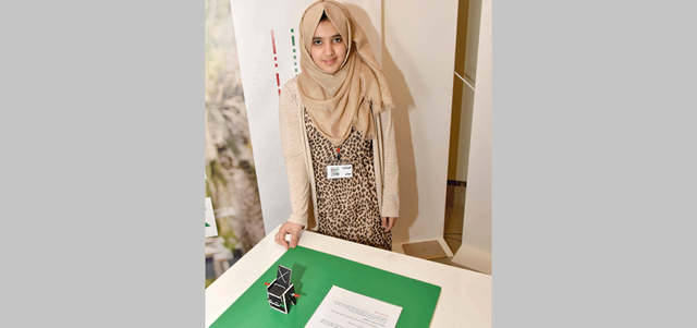 جمان محمد حمدان مع ابتكارها «كرسي للسجود للمعاقين». من المصدر