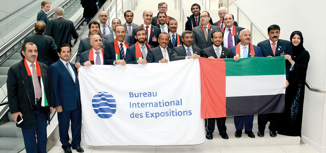 الوفد الإماراتي برئاسة أحمد بن سعيد عقب الإعلان رسمياً عن استضافة دبي للمعرض.  من المصدر