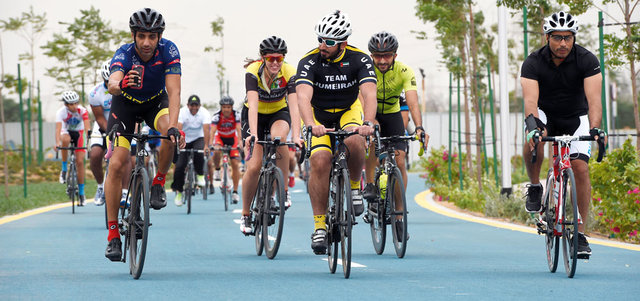 الريامي يشارك في المسيرة وإلى جواره أسامة الشعفار ومنصور العبار. من المصدر