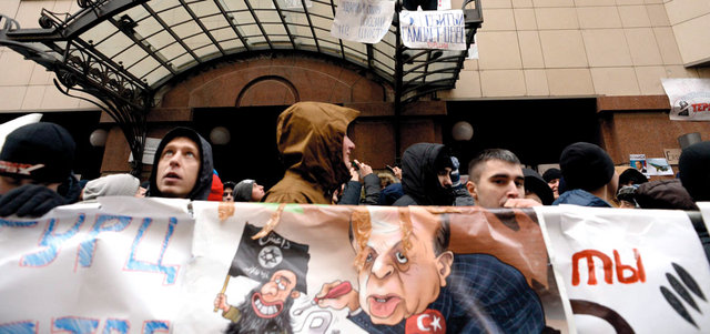 متظاهرون روس يحملون  لافتات تندد بإسقاط تركيا للمقاتلة الروسية خلال اعتصام خارج السفارة التركية في موسكو. أ.ف.ب