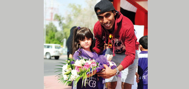 هلال سعيد مع طفلة مشاركة في الأنشطة. من المصدر