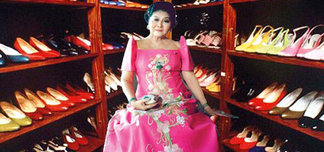 ماركوس مع مجموعتها المشهورة من الأحذية.