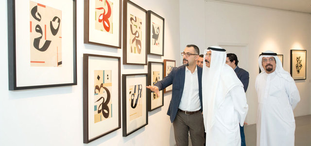 يقدم شوكت في هذا المعرض رؤيته التطويرية للخط العربي. تصوير: أحمد عرديتي