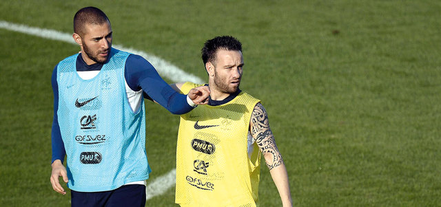 فالبوينا وبنزيمة خلال تدريبات سابقة لمنتخب فرنسا. أ.ف.ب