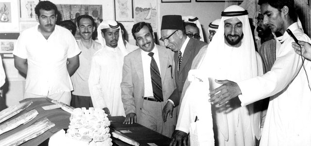 جولة الشيخ زايد في إحدى المدارس والمعارض المدرسية 25 مايو 1973. من المصدر