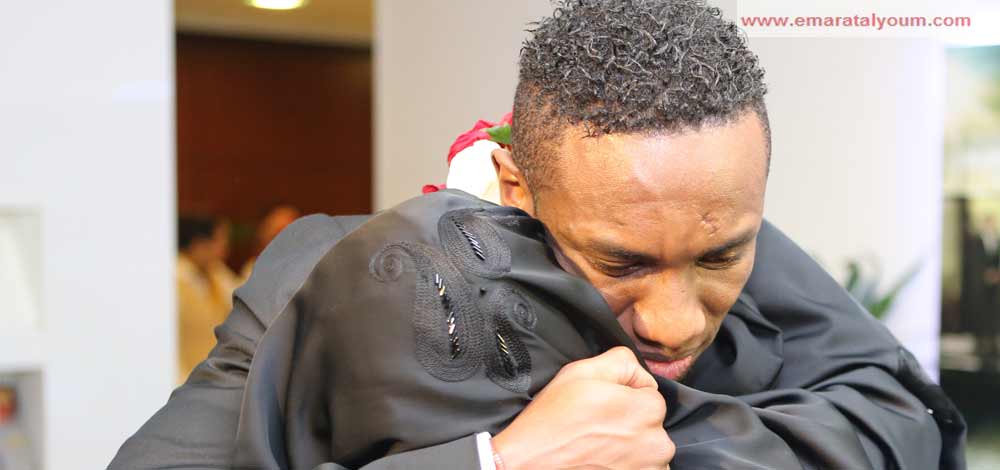 استقبال الأم لابنها النجم. الصور بعدسة: أسامة أبوغانم