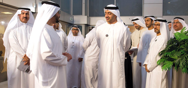 حمدان بن زايد وعبدالله بن زايد خلال الاحتفالية التي حضرها عدد من المسؤولين. وام