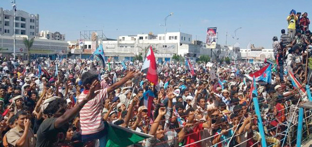 عدن استقبلت آلاف المواطنين القادمين من المحافظات الجنوبية لإحياء ذكرى الاستقلال.  الإمارات اليوم