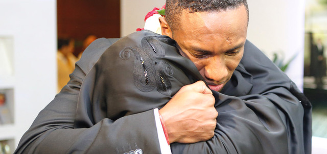 أحمد خليل يعانق والدته لدى وصوله إلى دبي فائزاً بجائزة أفضل لاعب آسيوي. تصوير: أسامة أبوغانم