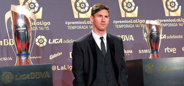 ميسي فاز بجائزتين: الأولى أفضل لاعب والثانية أفضل هداف.. رغم أن رونالدو هو هداف «الليغا» الموسم الماضي. أ.ف.ب