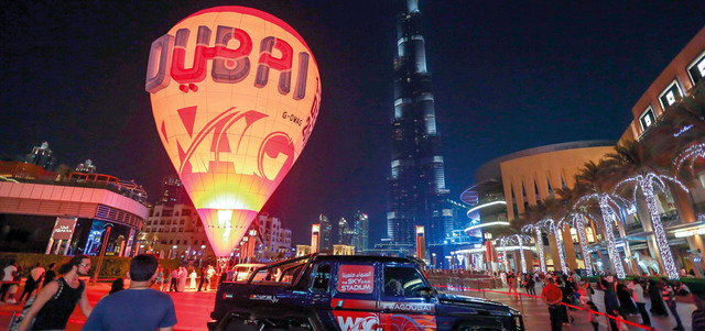 منطاد دبي خلال الحملة الترويجية في «دبي مول». تصوير: أسامة أبوغانم