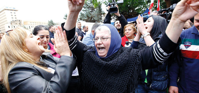 أقارب العسكريين المختطفين يحتفلون لحظة الإفراج عن ذويهم. أ.ف.ب