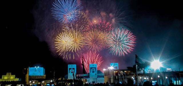 الألعاب النارية شكلت لوحات فنية مميزة في مواقع مختلفة.  من المصدر