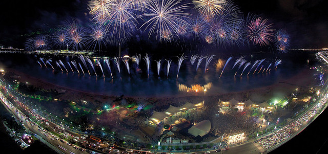 من عروض الألعاب النارية. من المصدر