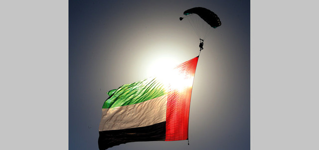 علم الدولة يرفرف في بطولة العالم للرياضات الجوية. تصوير: أسامة أبوغانم