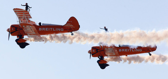 جانب من استعراضات طائرات المحركات في سماء دبي. تصوير: أسامة أبوغانم