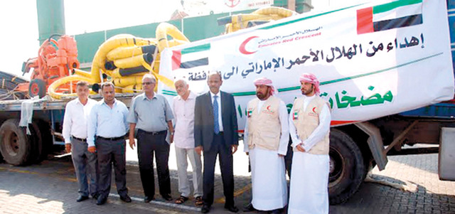 متطوعو هيئة الهلال الأحمر الإماراتي يؤدون واجبهم تجاه أشقائهم اليمنيين. وام