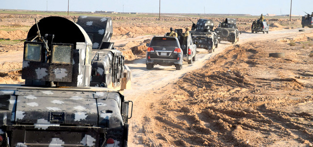 شاحنات عسكرية عراقية تتقدم باتجاه الرمادي. إي.بي.إيه