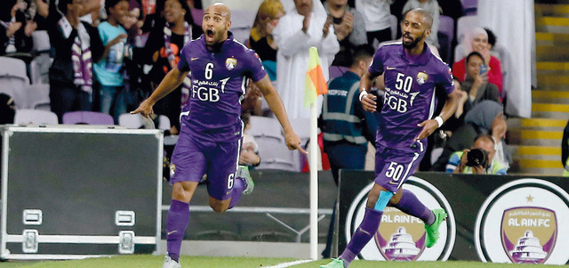 باستوس (يسار) في قمة الفرح بعد إحرازه الهدف الأول للعين. تصوير: إريك أرازاس