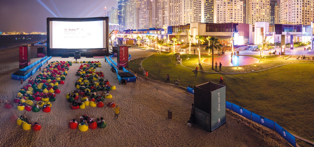 عروض مهرجان دبي السينمائي على الشاطئ مقابل بمنطقة جي بي آر. من المصدر