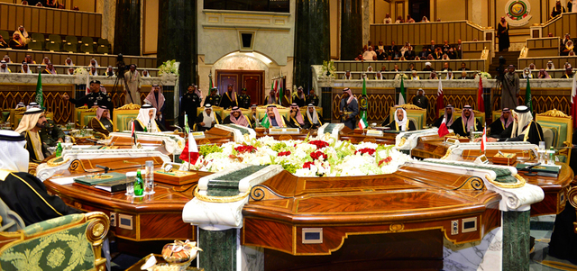قادة مجلس التعاون خلال قمة الرياض أمس. وام