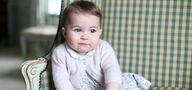 الفستان الذي استرعى انتباه الجمهور.