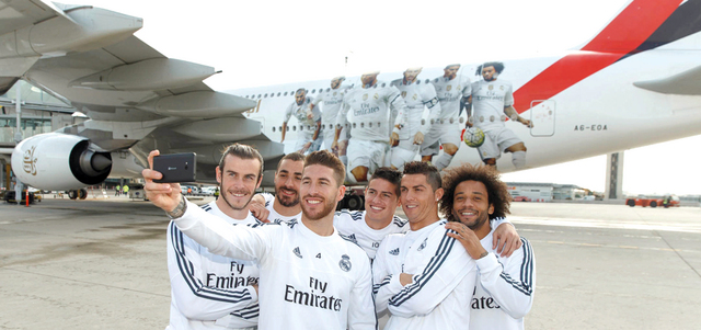 راموس يلتقط «سيلفي» مع بيل ومارسيلو ورونالدو ورودريغيز وبنزيمة وخلفهم طائرة «طيران الإمارات» العملاقة التي تحمل ملصق صور نجوم الملكي. الإمارات اليوم