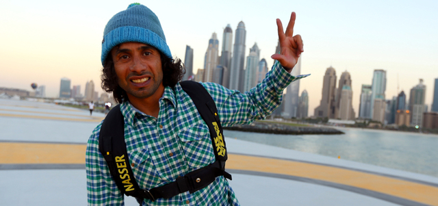 مظلي يحمل علم الإمارات خلال فعاليات المونديال الجوي. تصوير: أسامة أبوغانم