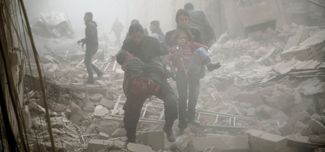 سوريون يُجلون الضحايا بعد غارات جوية على بلدة دوما في الغوطة الشرقية.  أ.ف.ب
