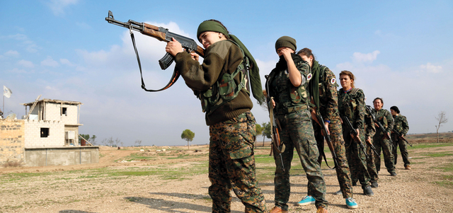 مسيحيات من السريان أعضاء في كتيبة «قوات حماية نساء بيث نهرين» خلال تدريبات لمقاتلة «داعش».  أ.ف.ب