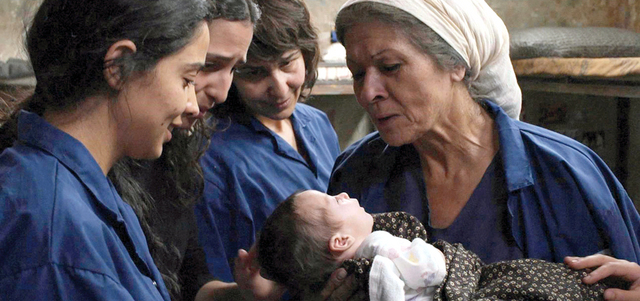 بعد سلسلة أفلام تسجيلية للمخرجة مي مصري تنتقل إلى صناعة فيلمها الروائي الأول (3000 ليلة) لتقدم قصة حقيقية تحكي الأسر والتعذيب الذي تتعرض له الأسيرات الفلسطينيات

من المصدر