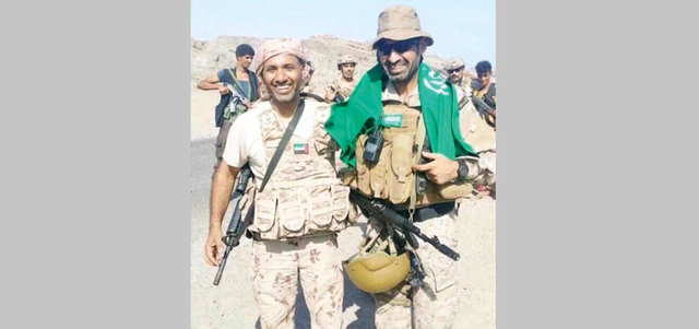 الشهيد سلطان بن هويدن الكتبي (يسار).