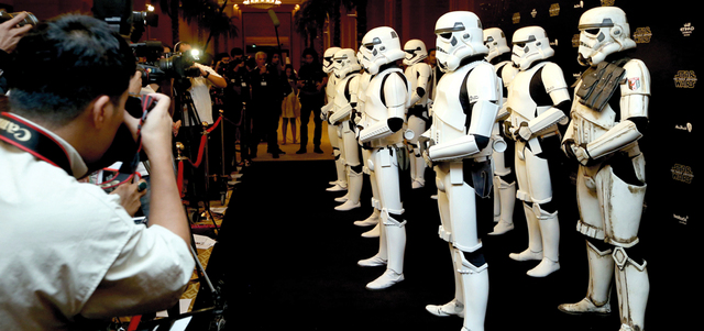 أتيح للحضور عقب الفيلم الذي بدأ عرضه في دور العرض السينمائي أمس (الخميس)، أن يكونوا جزءاً من الحياة على كوكب «جاكو» الصحراوي إلى جانب فرصة التقاط صور تذكارية مع أعضاء الفوج 501 وقوات الصدمة «ستورمتروبر»، الذين تم استقدام عدد منهم من المملكة المتحدة وألمانيا خصيصاً
تصوير: نجيب محمد