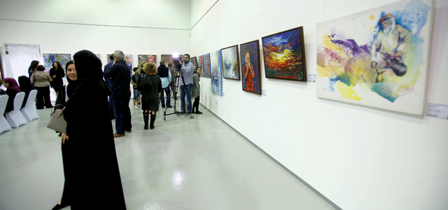 فنانون من ألمانيا واليابان والعالم العربي قدّموا 43 عملاً من أنماط فنية متباينة. تصوير: مصطفى قاسمي