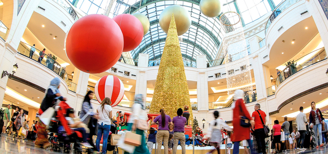 شجرة عيد الميلاد بطول يزيد على 12 متراً في مدخل المركز التجاري. تصوير: باتريك كاستيلو