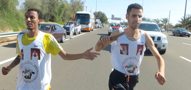 العداؤون يحملون الرسالة من مدينة دبا الحصن  إلى العاصمة أبوظبي. من المصدر