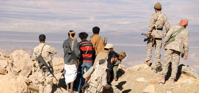 مقاتلون من المقاومة الشعبية في أحد مرتفعات مأرب المتاخمة للعاصمة صنعاء. إي.بي.إيه